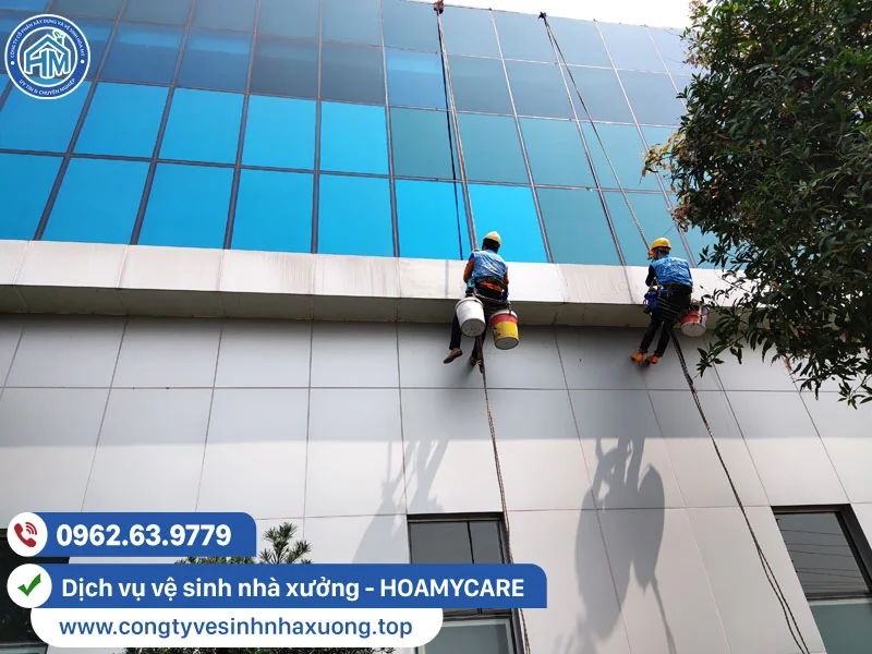 Vệ sinh kính mặt ngoài nhà máy